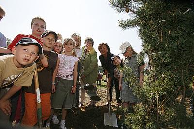 Schulklasse pflanzt Bäume